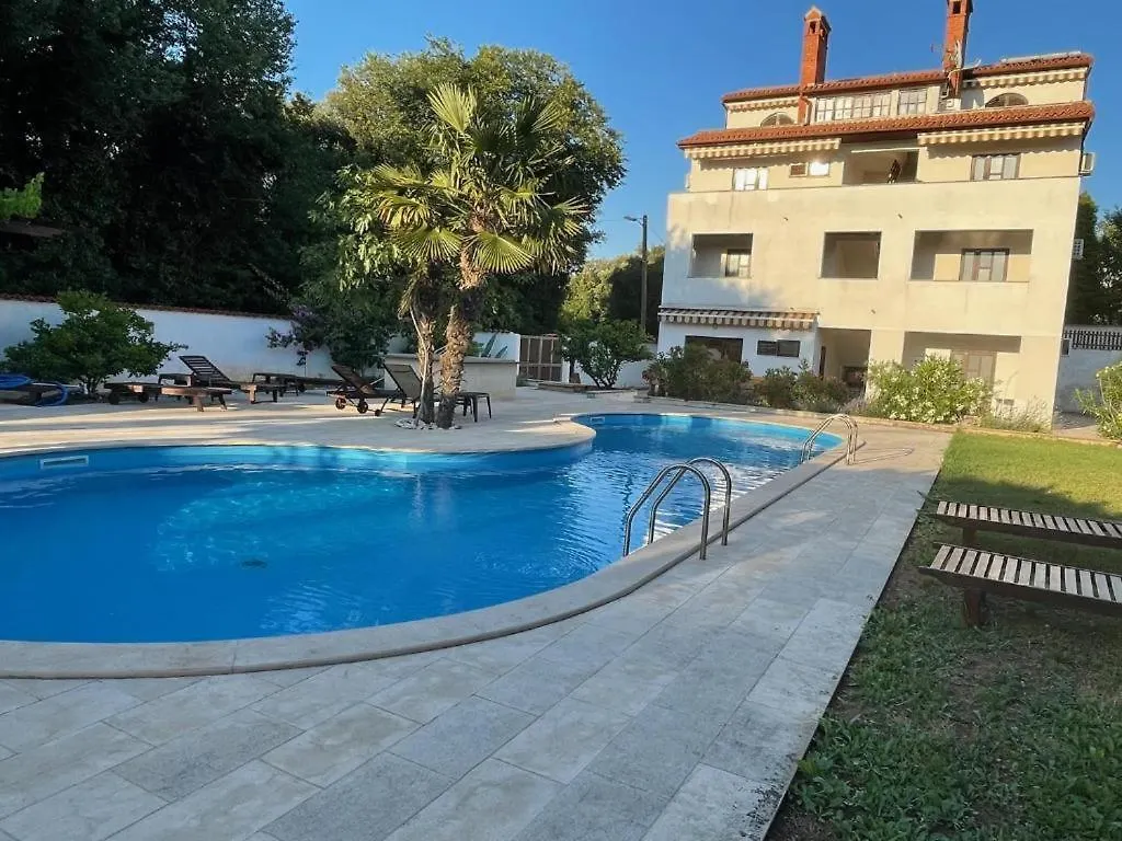 Green House Villa With Pool Banjole