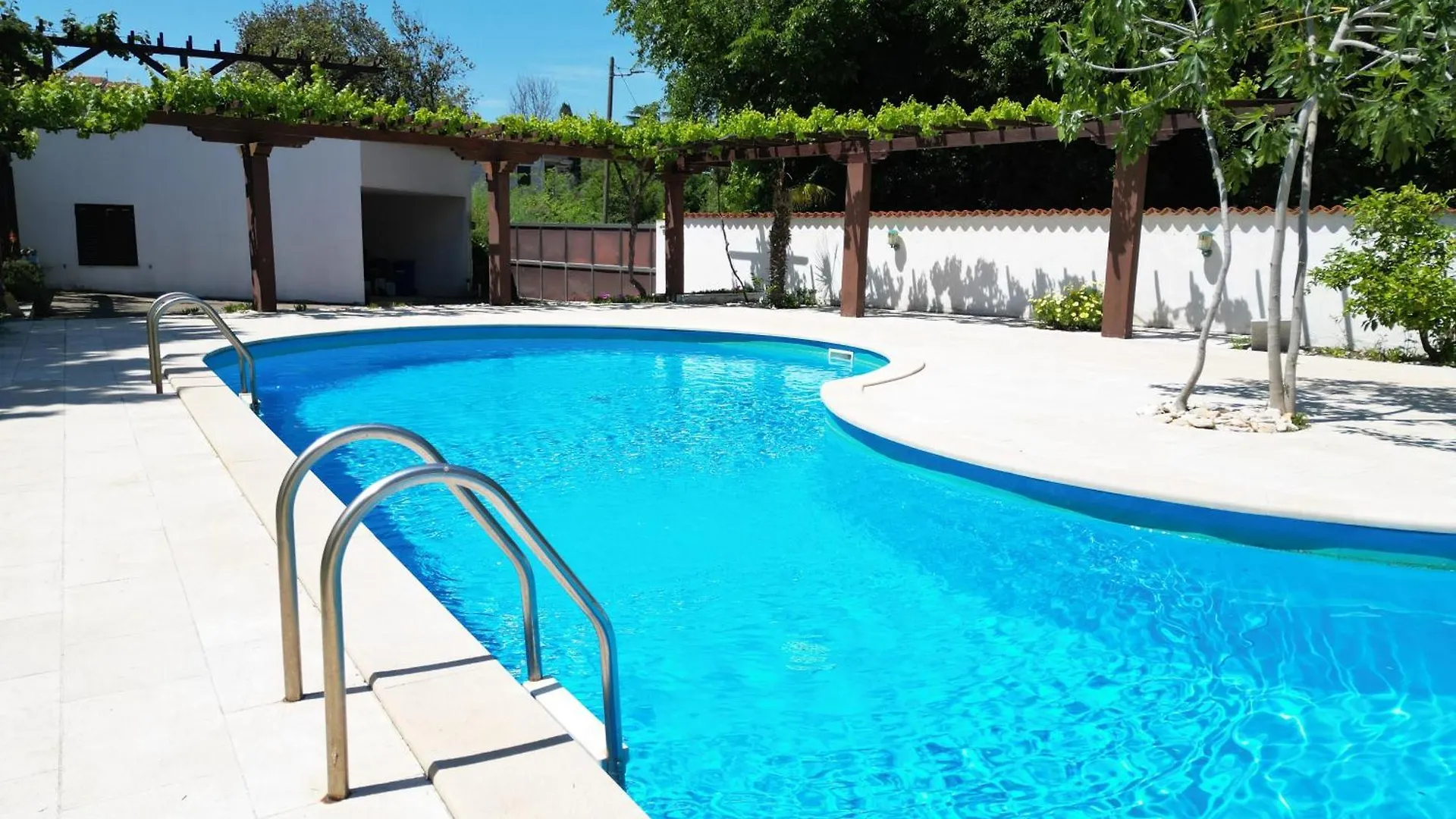 Green House Villa With Pool Banjole Apartment