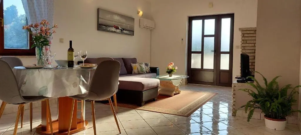 Green House Villa With Pool Banjole